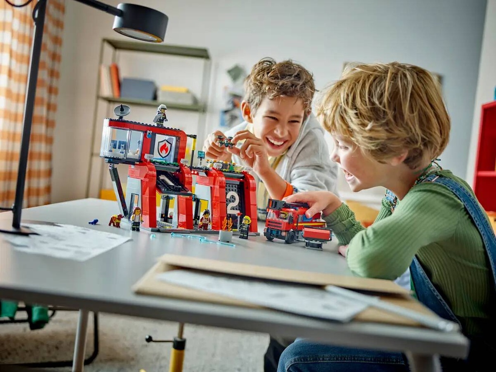 LEGO CITY - FIRE STATION WITH FIRE TRUCK