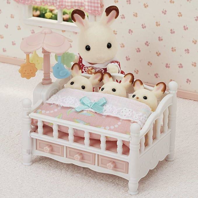 SYLVANIAN CRIB WITH MOBILE