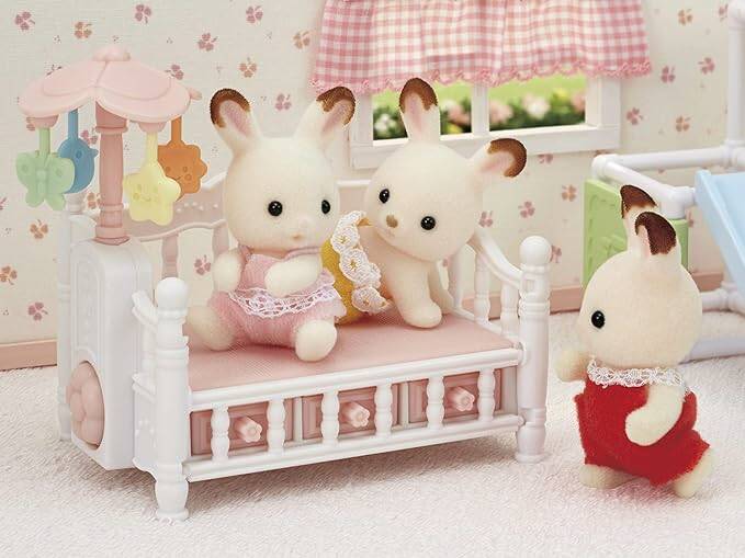 SYLVANIAN CRIB WITH MOBILE